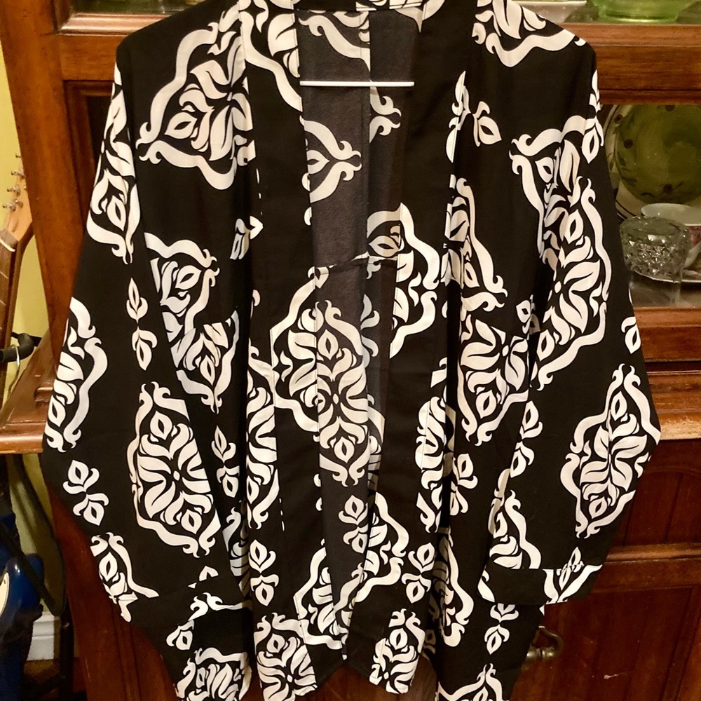 Suzy Shier Black and White Patterned 2XLKimono